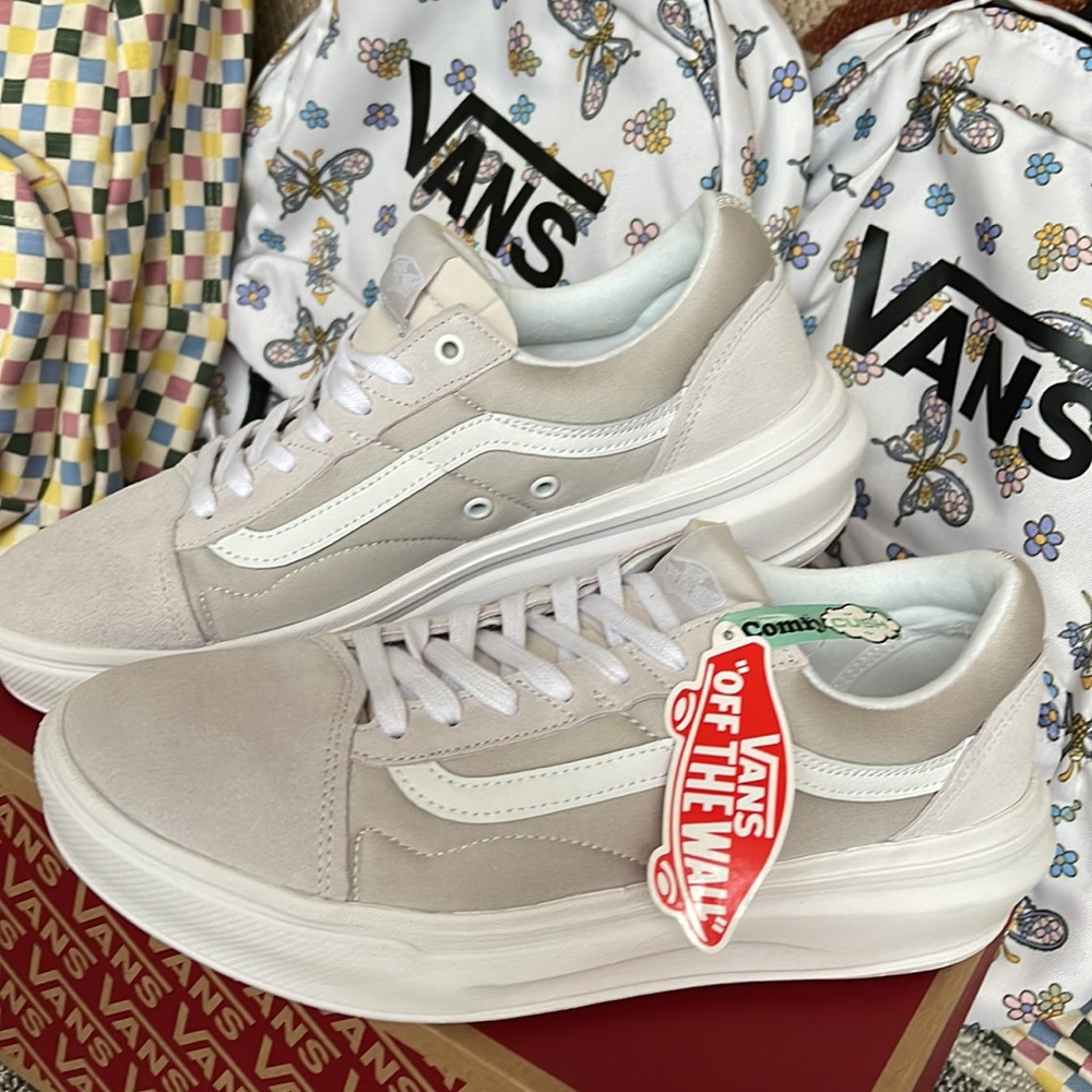 Vans Men’s Old Skool Over
Light Grey/White
VN0A7Q5ELGX
Platforms Sneakers - Picture 7 of 16